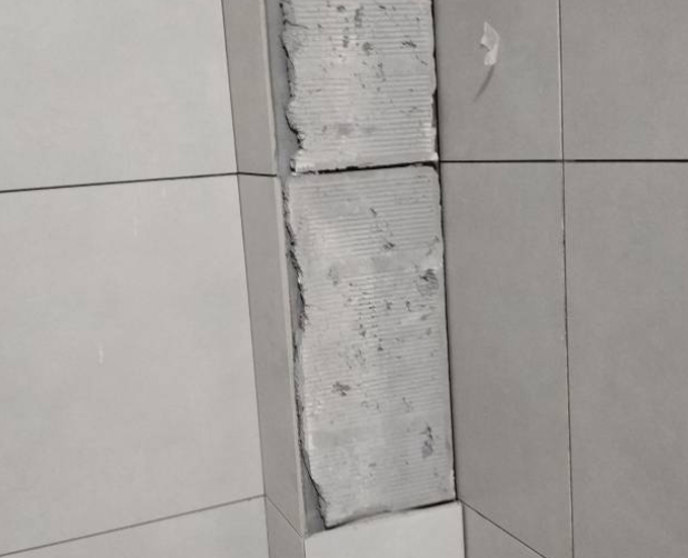 贵州瓷砖空鼓维修公司分享下瓷砖施工前基层浇水润湿程度不足，可能导致以下问题