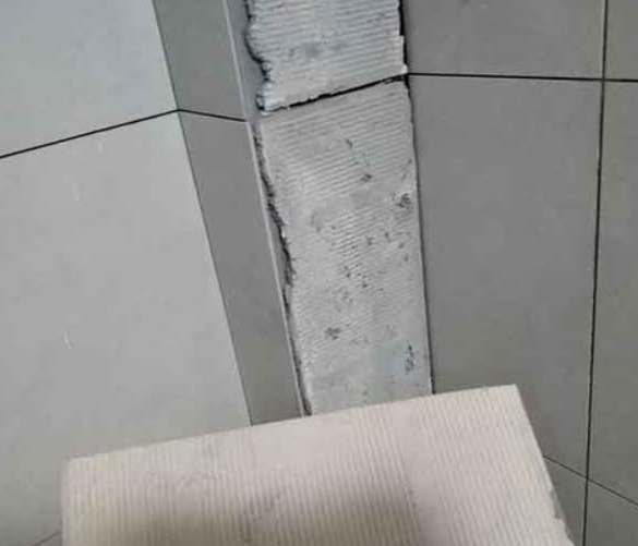 贵州瓷砖空鼓维修公司分享下厨房瓷砖脱落的补救措施。